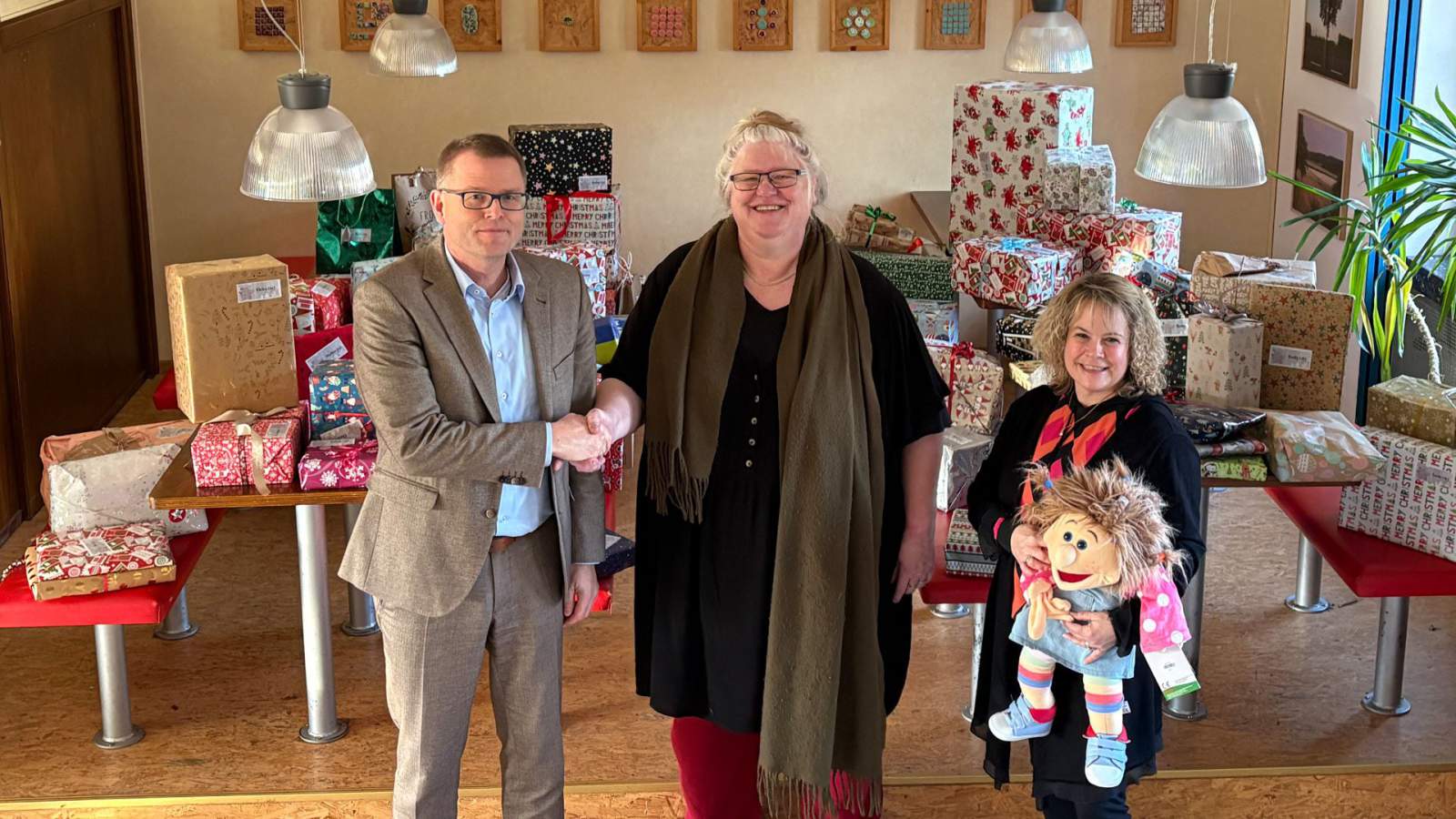 121 Christmas parcels, a hand puppet and a €3,000 donation for the Westfälisches Kinderdorf e. V. in Barntrup